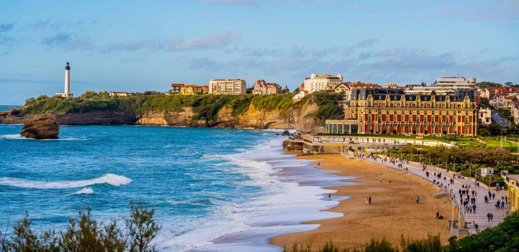 Biarritz-Grande-plage-et-phare